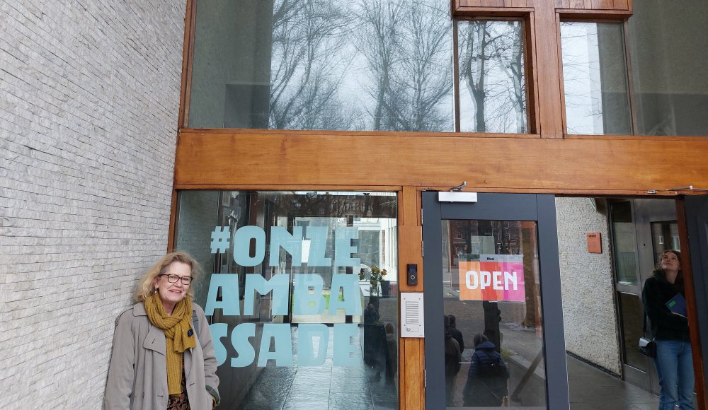 Jeanne van Rutten bij de ingang aan het Lange Voorhout, voorheen alleen toegankelijk voor de diplomatieke dienst