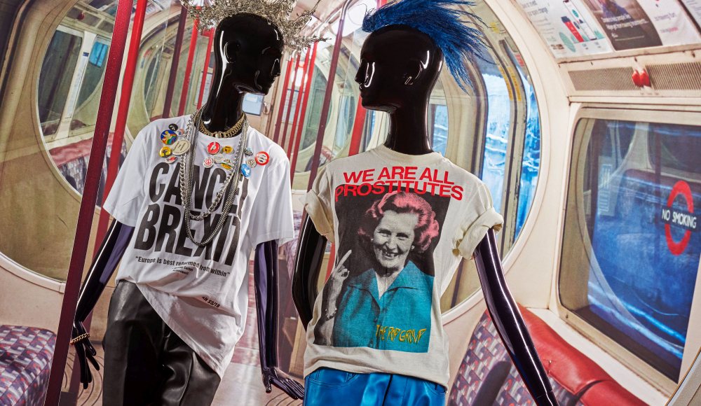Katherine Hamnett, T-shirt ‘Cancel Brexit’ (2018) en broek (ca. 1980-1990); T-shirt ‘We are all prostitutes’, ca. 1982/1983, Kunstmuseum Den Haag. Foto: Alice de Groot Katherine Hamnett, T-shirt ‘Cancel Brexit’ (2018) en broek (ca. 1980-1990); T-shirt ‘We are all prostitutes’, ca. 1982/1983, Kunstmuseum Den Haag. Foto: Alice de Groot