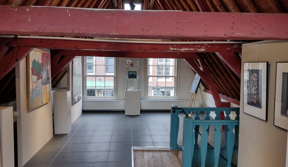 De sfeervolle galerie ArtiBrak is gevestigd in het pand Herenstraat 76, in het historische centrum van Voorburg. De sfeervolle galerie ArtiBrak is gevestigd in het pand Herenstraat 76, in het historische centrum van Voorburg.