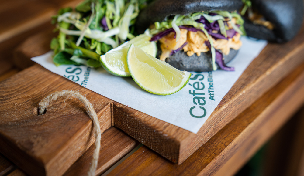 Een plankje Cafe Soof Nutstuin met een smakelijk uitziend exotisch gerecht. 
