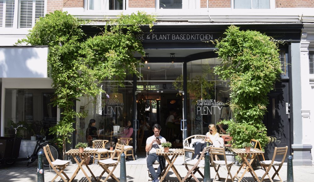 Plenty in de Piet Heinstraat in Zeeheldenkwartier in Den Haag