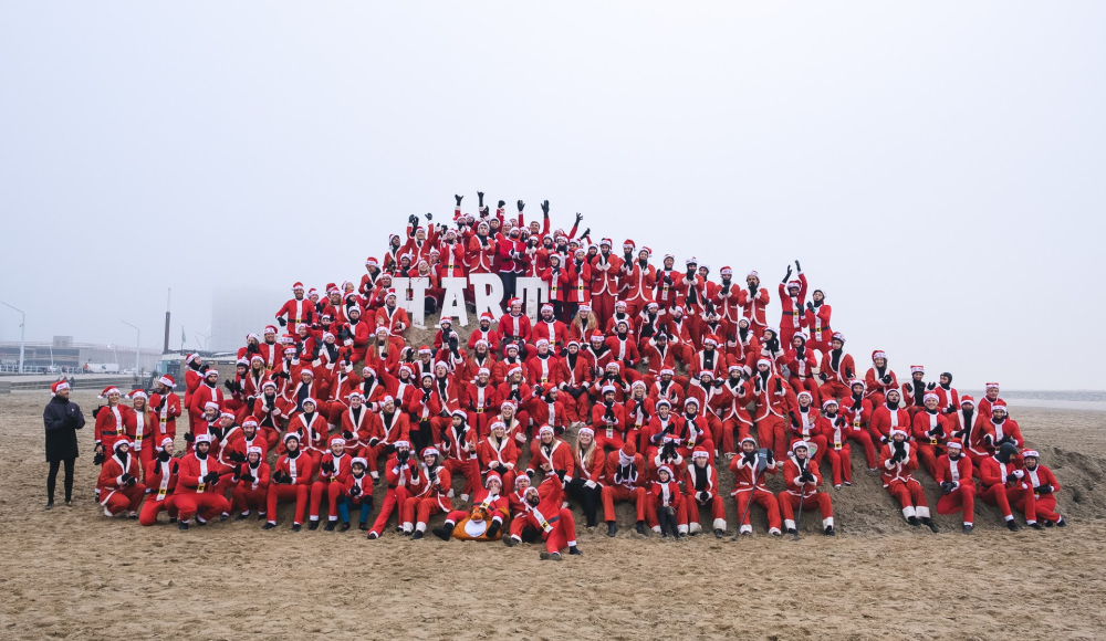 Honderden surfers die verkleed zijn als de kerstman zullen op zaterdag 16 december de koude Noordzee trotseren bij Hart Beach Quiksilver surfschool tijdens het internationaal bekende Surfin’ Santas (c) Wouter de Wolf