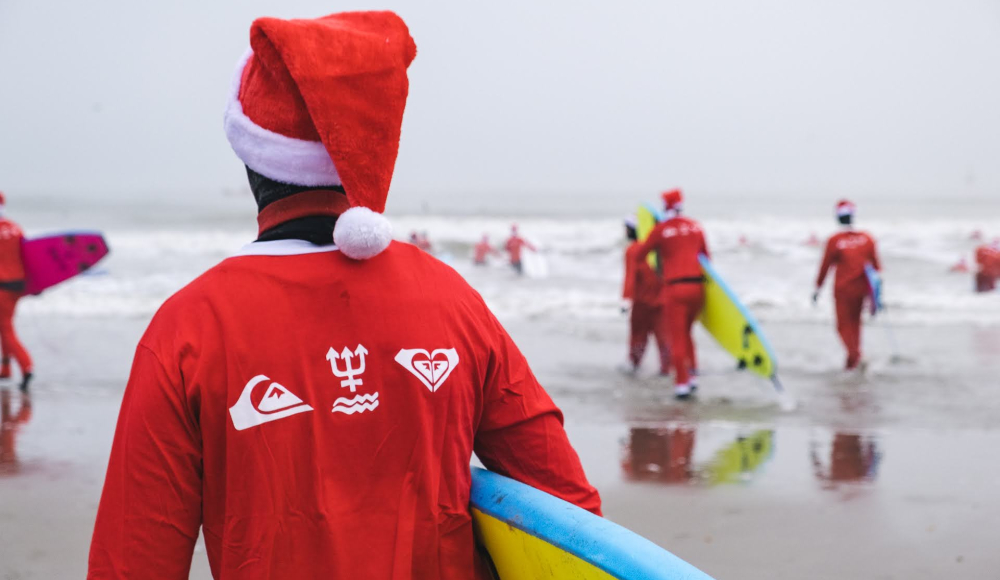 Honderden surfers die verkleed zijn als de kerstman zullen op zaterdag 16 december de koude Noordzee trotseren bij Hart Beach Quiksilver surfschool tijdens het internationaal bekende Surfin’ Santas (c) Wouter de Wolf