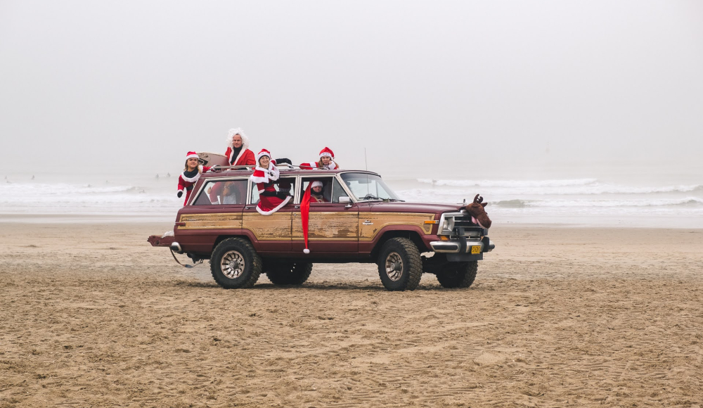 Honderden surfers die verkleed zijn als de kerstman zullen op zaterdag 16 december de koude Noordzee trotseren bij Hart Beach Quiksilver surfschool tijdens het internationaal bekende Surfin’ Santas (c) Wouter de Wolf