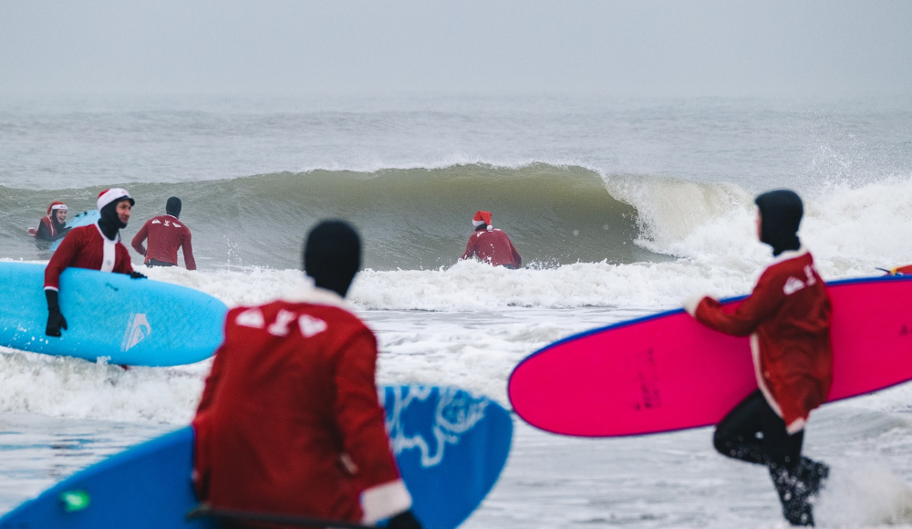 Trotseer de golven van de Noordzee tijdens Surfin Santa's (c) Wouter de Wolf 