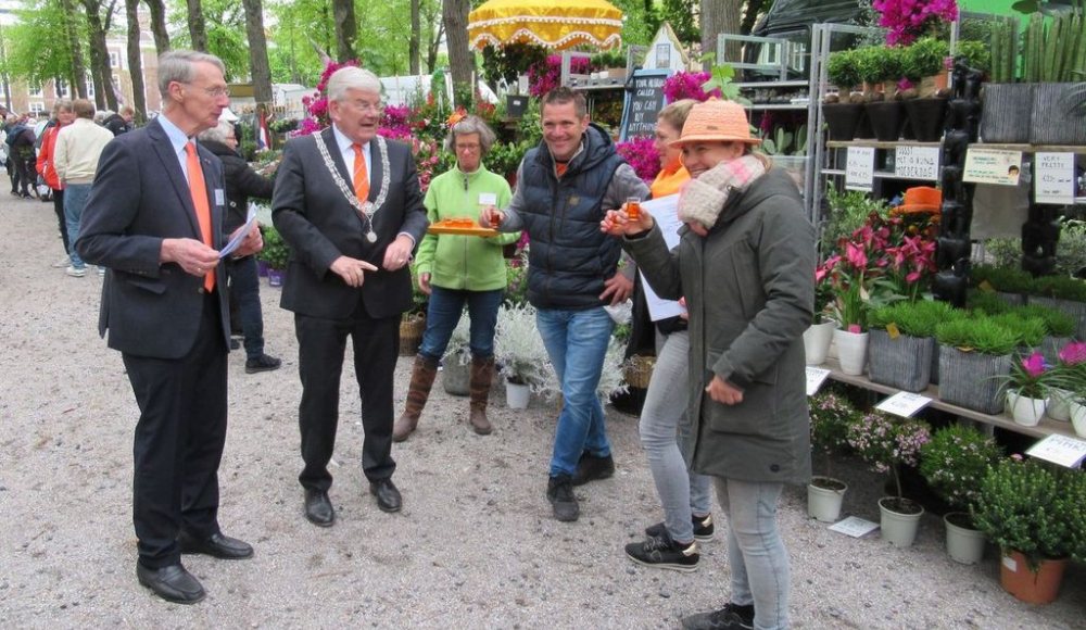 Geraniummarkt burgemeester Van Zanen Oranjebitter. Geraniummarkt burgemeester Van Zanen Oranjebitter.