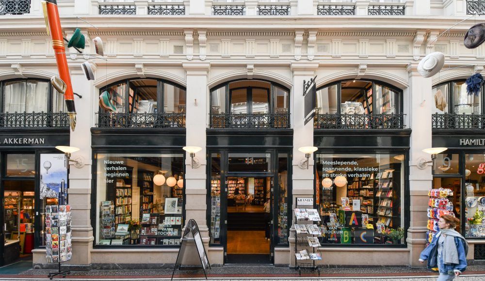 Vooraanzicht van De Vries Van Stockum in De Passage in Den Haag, met tijdschriften, kaarten en etalages vol boeken. Vooraanzicht van De Vries Van Stockum in De Passage in Den Haag, met tijdschriften, kaarten en etalages vol boeken.