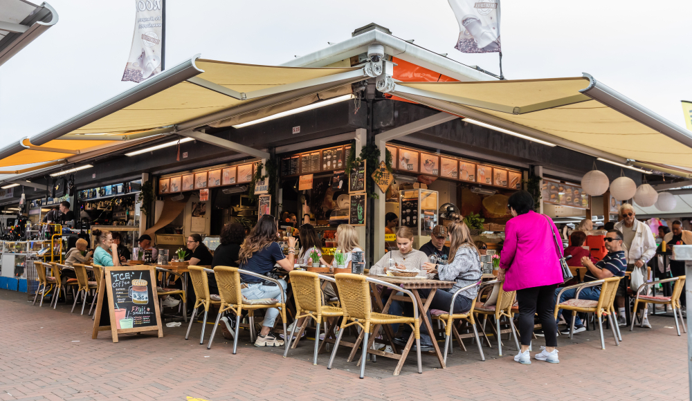 Overdekt terras bij horeca op de Haagse Markt