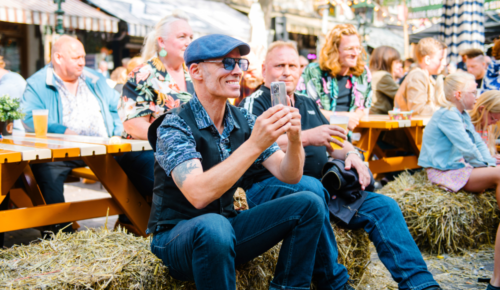 Een bezoeker zittend op een hooibaal tijdens Wild Rooster Festival (c) Parcifal Werkman