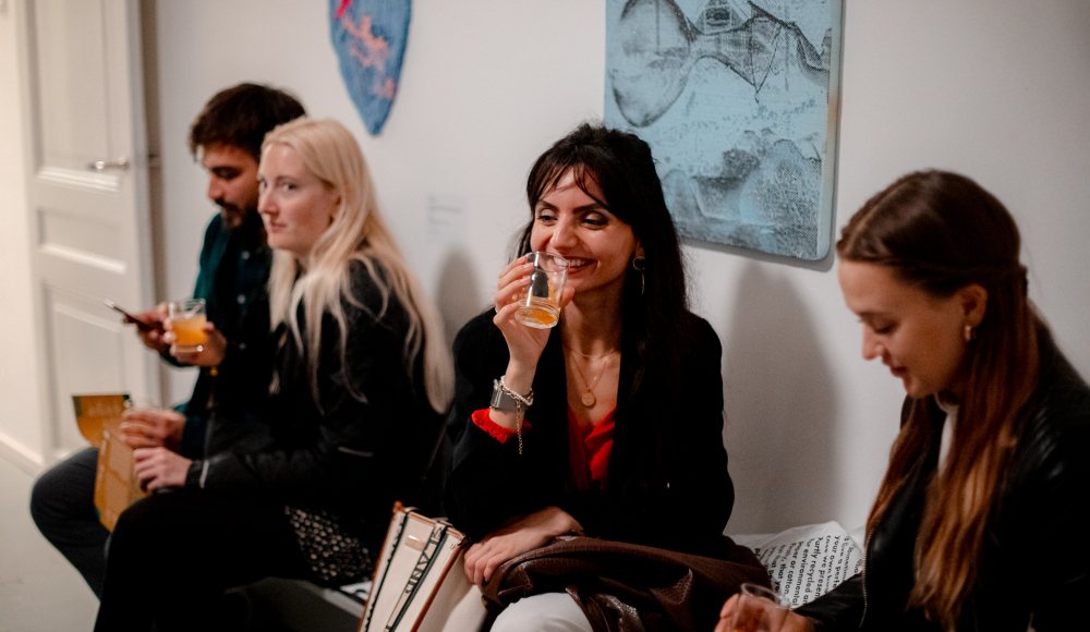 Bezoekers drinken een drankje tijdens Museumnacht (c) Abe Jonker 