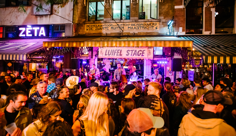 Publiek voor de Luifelstage met muziek van een band (c) Parcifal Werkman