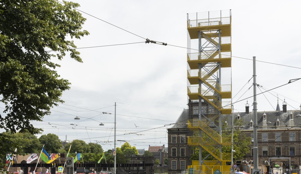 Het Uitzichtpunt bij het Binnenhof is een hoge metalen gele toren die je kunt beklimmen.