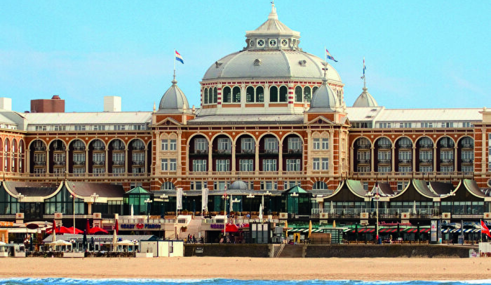 De zeekant van het Kurhaus