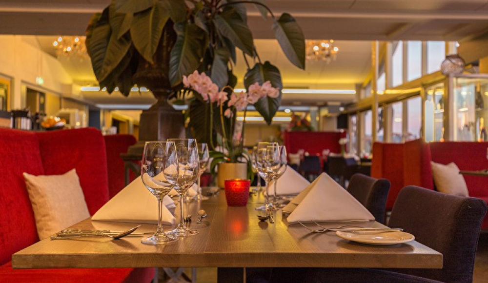 Het interieur bij restaurant Waves
