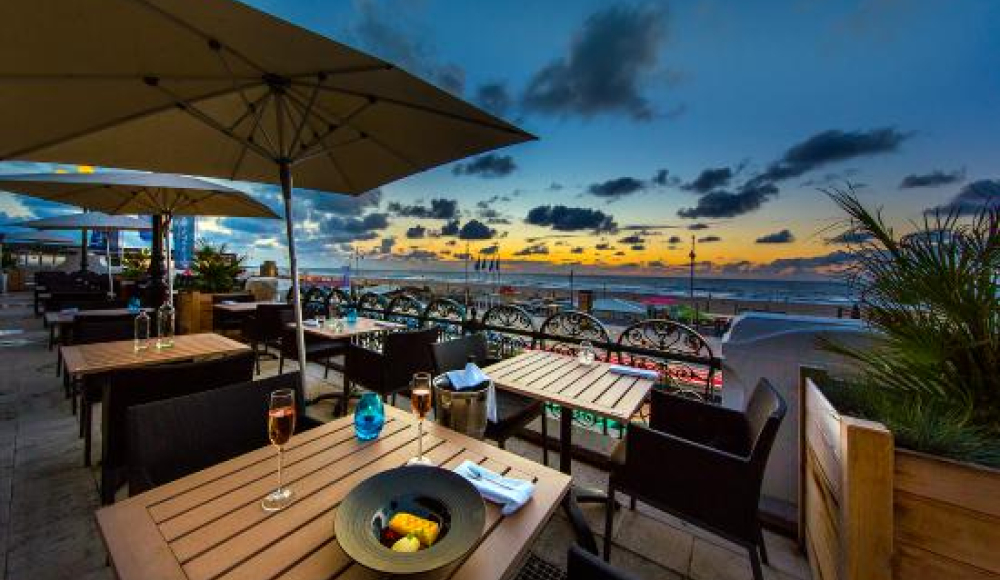Foto van het terras van restaurant Waves