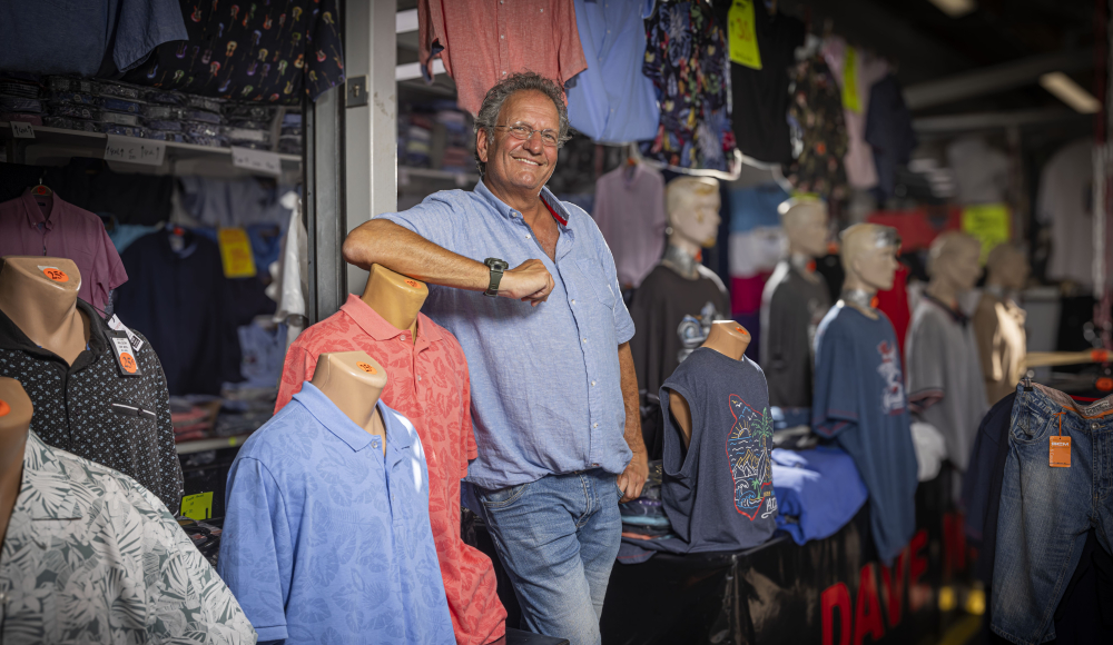 Foto van een herenkledingmodezaak Haagse Markt Foto van een herenkledingmodezaak Haagse Markt