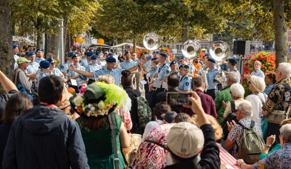 Groep mensen viert PrinsjesFestival