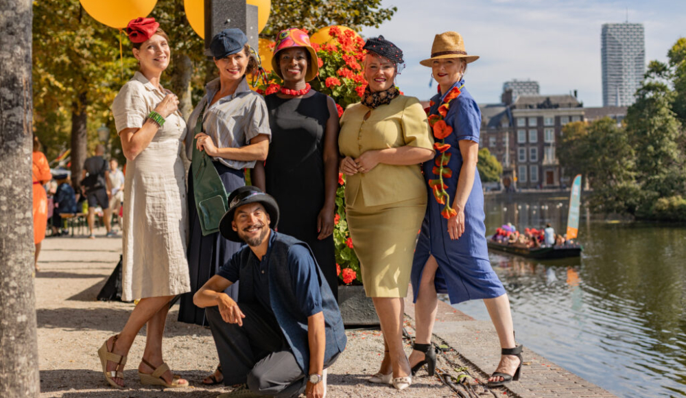 Mensen poseren tijdens Prinsjesfestival bij de Hofvijver Mensen poseren tijdens Prinsjesfestival bij de Hofvijver