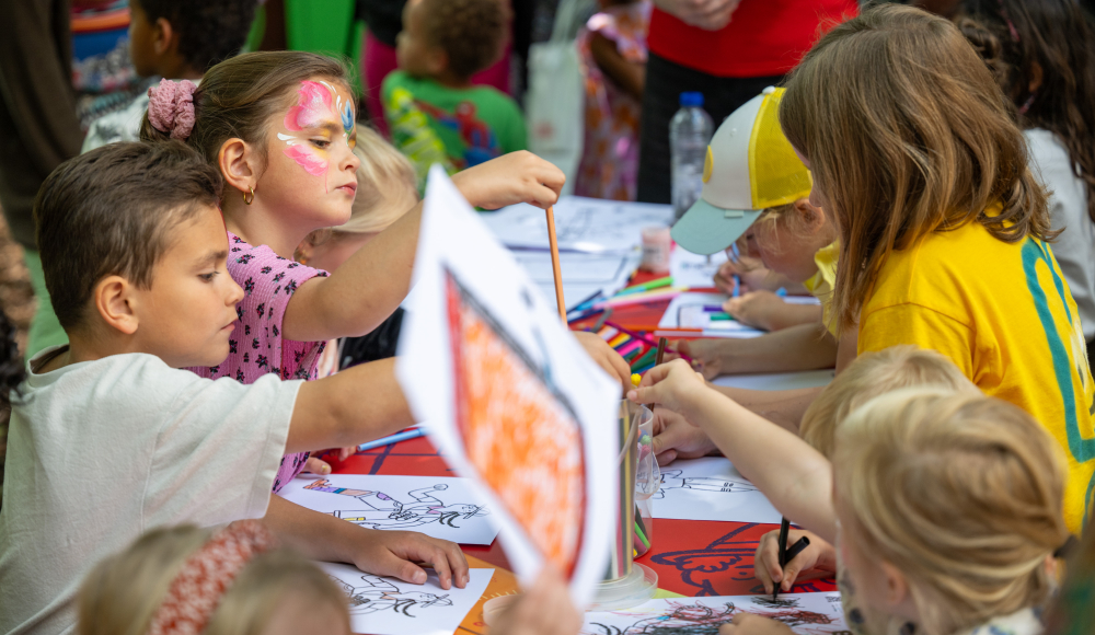 Kinderen maken mooie tekeningen tijdens Zuiderpark Vakantiepark Kinderen maken mooie tekeningen tijdens Zuiderpark Vakantiepark
