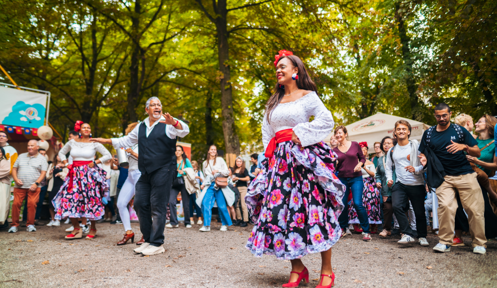 Dansende mensen op het Lange Voorhout (c) Jassir Jonas Dansende mensen op het Lange Voorhout (c) Jassir Jonas