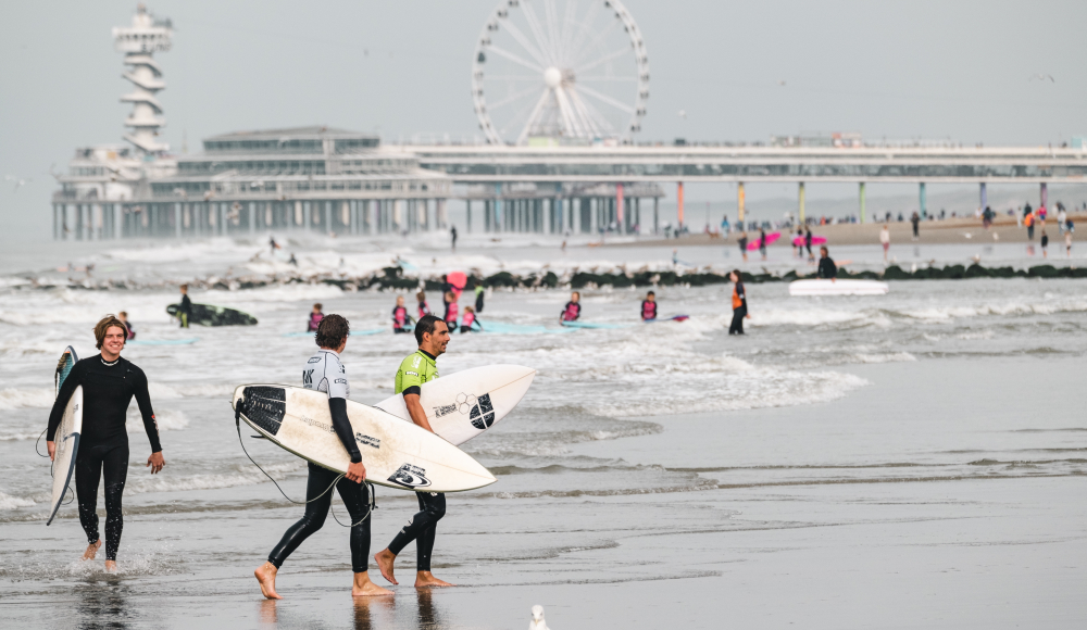 Foto van surfers op het strand van Scheveningen