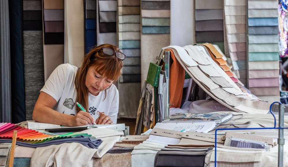 Foto van een modekraam op de Haagse Markt Foto van een modekraam op de Haagse Markt