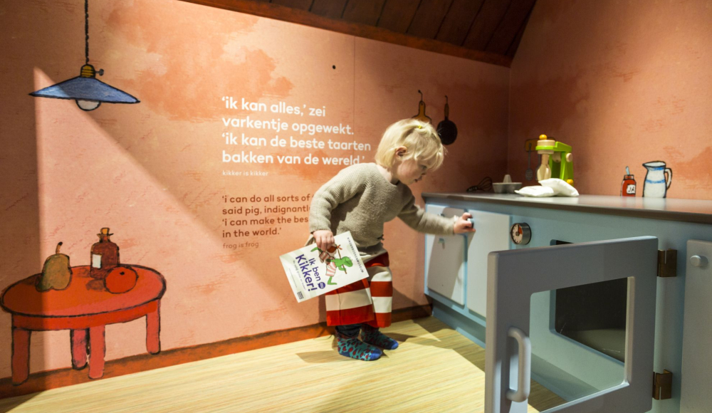 Kind opent een kastje van de Ik ben Kikker tentoonstelling (c) Eveline van Egdom