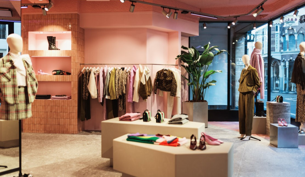 Winkel interieur met roze en beige tinten en stellingen en etalage Winkel interieur met roze en beige tinten en stellingen en etalage