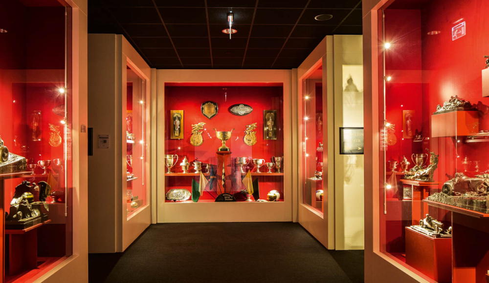 Louwman-Museum-Kunst-in-Beweging-Trofeeen-Bekers