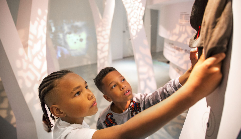 Kinderen op avontuur in de tentoonstelling Papiria (c) Eveline van Egdom