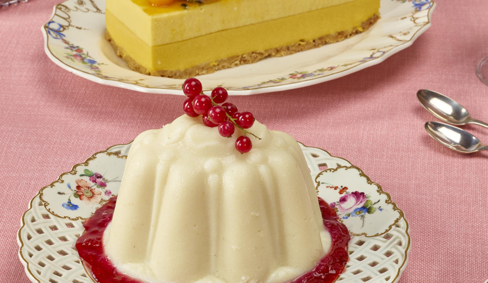 Grand Dessert, met 18de-eeuws porselein gedecoreerd in Den Haag (collectie Kunstmuseum Den Haag, foto Alice de Groot)