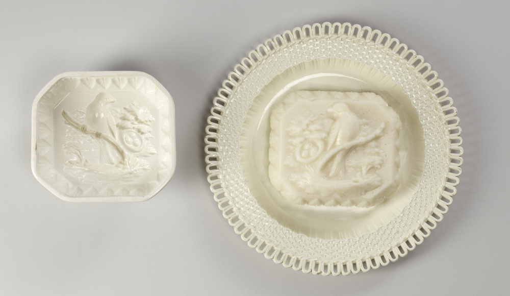 Puddingvorm met een vogel op een tak met nest, Wedgwood, circa 1840, creamware, lengte 13,5 cm (particuliere collectie)