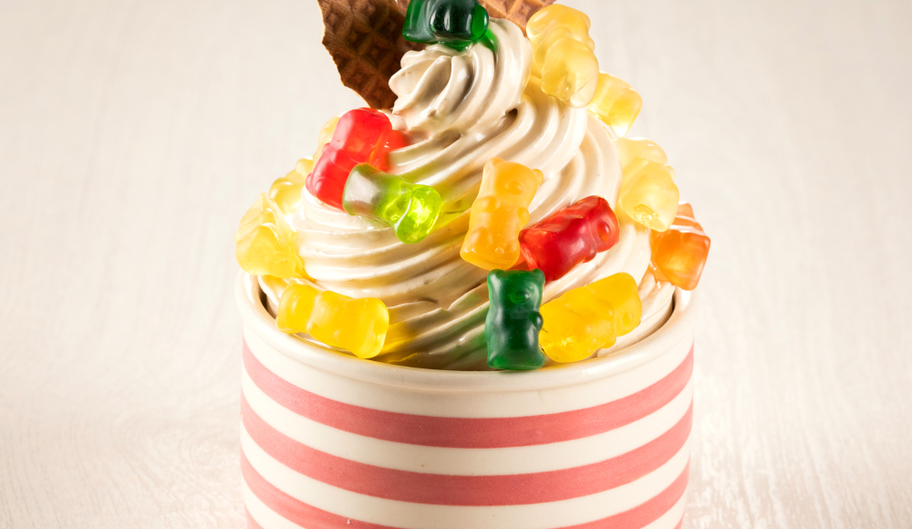 Shayna Leib, Vanilla frozen yoghurt, onderdeel van Pâtisserie: American Series, 2016/17, glas en keramiek (collectie Shayna Leib, USA)