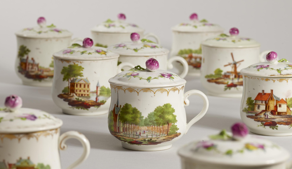 Crèmepotjes met decor van gezichten op Den Haag, Ansbach, beschilderd in Den Haag, 1776-1790, porselein (collectie Kunstmuseum Den Haag - aankoop met steun van Stichting Hollands Porselein)