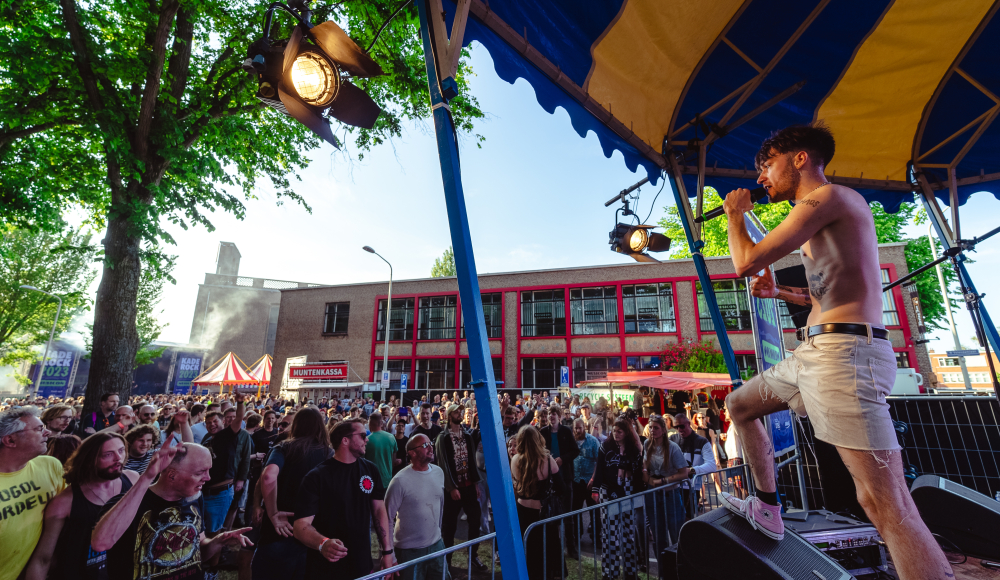 Publiek voor het podium bij het jaarlijkse fesival Kaderock bij en door Musicon