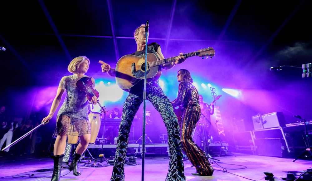Een deel van de Haagse band Son Mieux op het podium bij Musicon