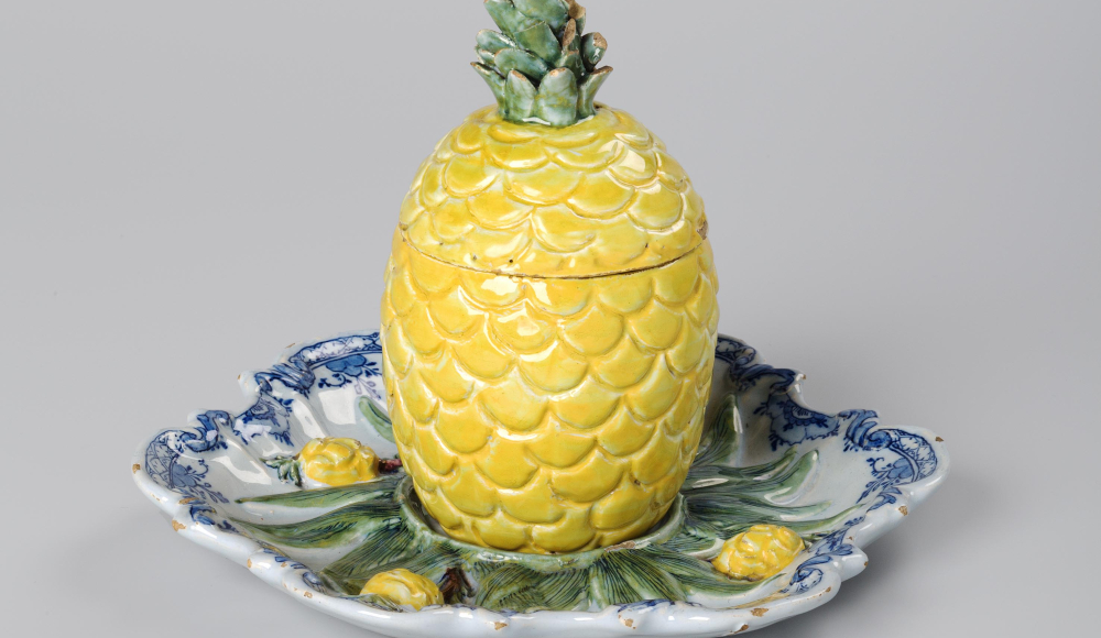 Terrine met deksel op onderschotel in de vorm van een ananas, Delft 1750-1800, tinglazuuraardewerk, diameter 19 cm (collectie Kunstmuseum Den Haag)