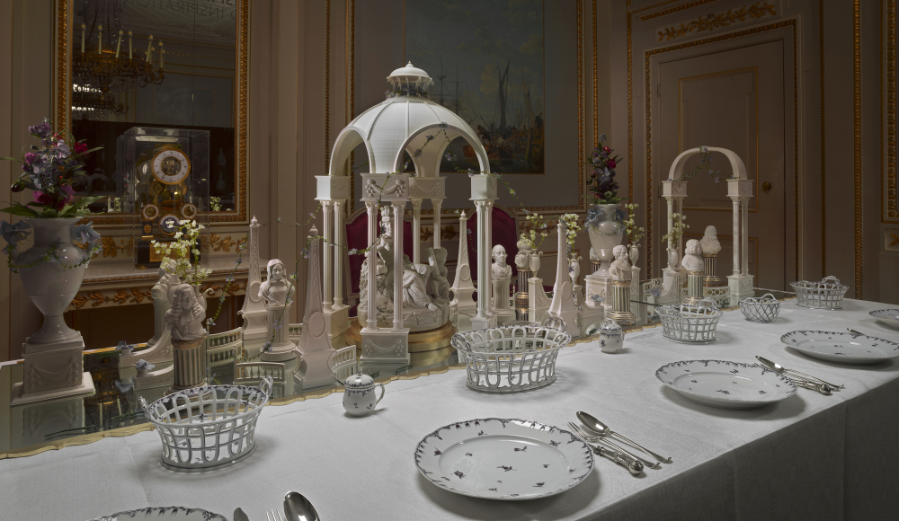 Reconstructie dessertdecoratie van 3D-geprint ‘suikerwerk’ met biscuit beeldjes van Loosdrechts porselein (Kasteel Sypesteyn). Tafel gedekt met servies uit Porseleinfabriek Johannes de Mol, Loosdrecht 1780-1784 (Kunstmuseum Den Haag); dessertbestek Martinus van Stapele, Den Haag 1797 (Kunstmuseum Den Haag). Foto: Erik en Petra Hesmerg.