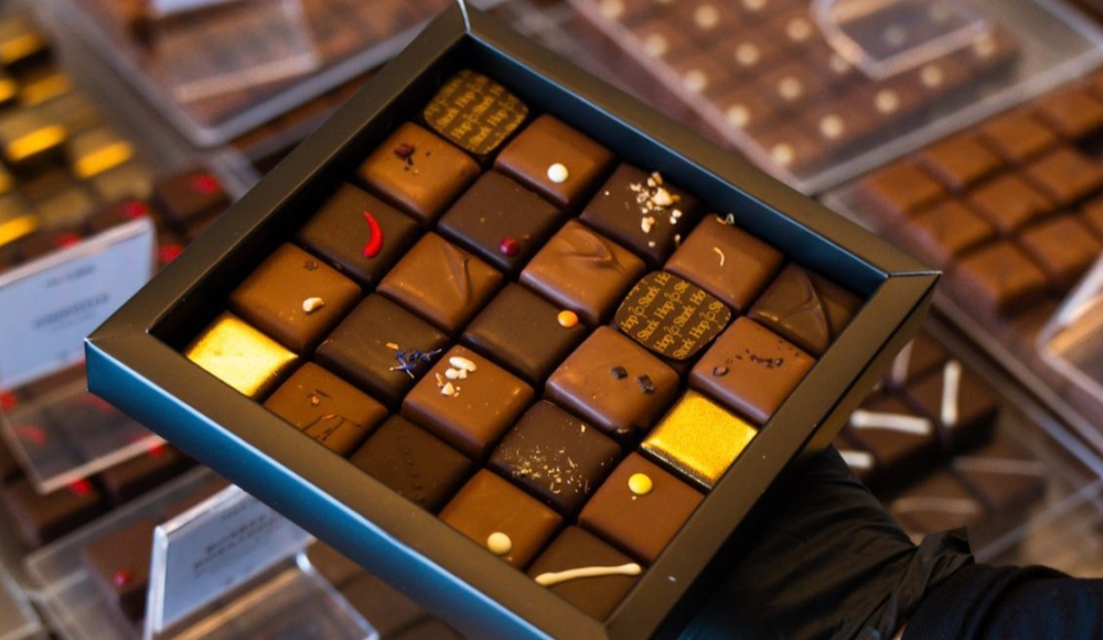 Doosje met verschillend chocolade bonbons