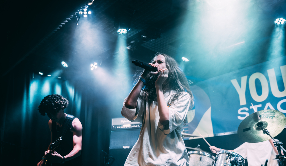 Band in spotlights op podium in Musicon. 