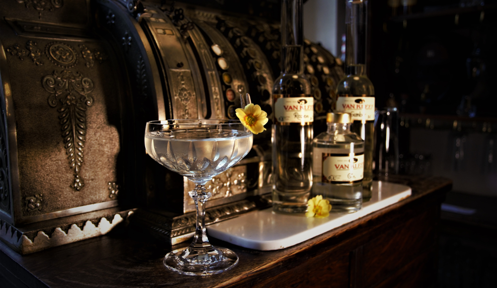 Van Kleef wit doorschijnende cocktail in hoog glas in art nouveau stijl