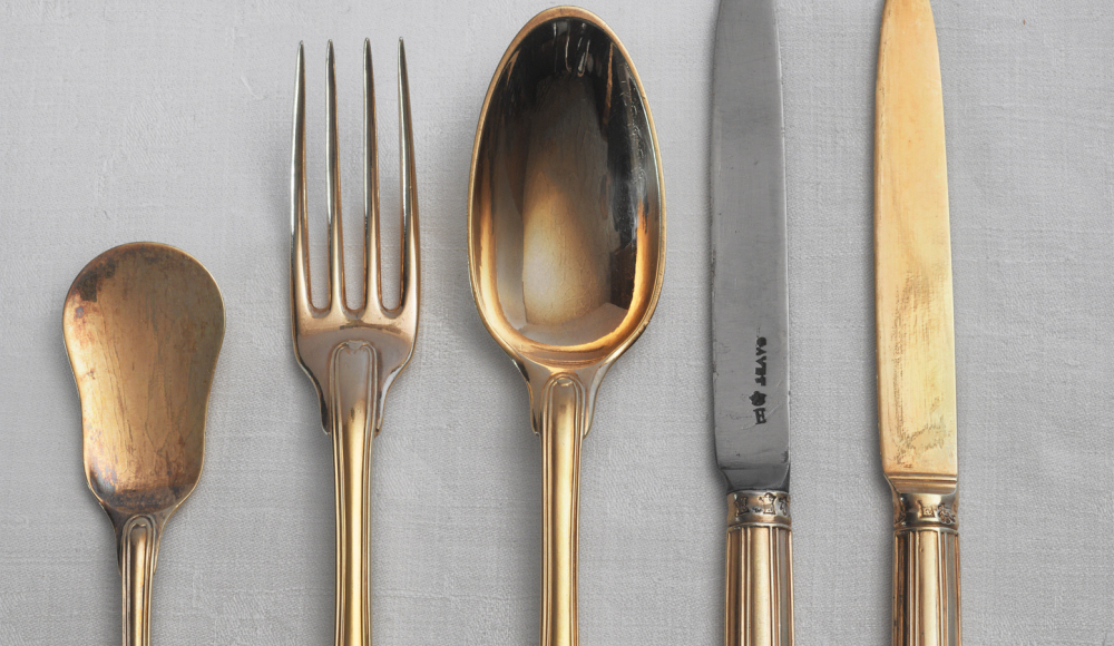 IJslepeltje, dessertcouvert (vork en lepel), kaasmes en fruitmes, Nicolas-Martin Langlois en onbekende meester, Parijs 1768/69, ijslepeltje lengte 14,2 cm, verguld zilver (collectie Kasteel Twickel)