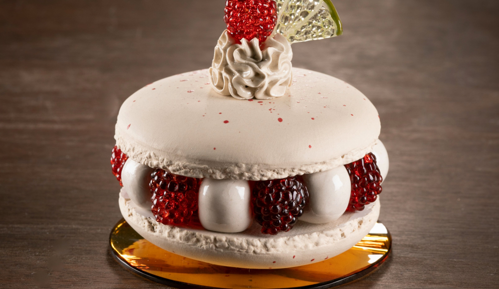 Shayna Leib, Macaron au framboises, onderdeel van Pâtisserie: French Series, 2016/17, glas en keramiek (collectie Shayna Leib, USA)