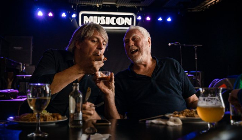 Drummers Cesar Zuiderwijk en Mario Goossens aan de bar in Musicon