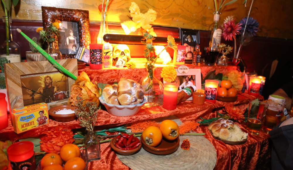 Ofrenda in Zwarte Ruiter voor Dia de Muertos viering Ofrenda in Zwarte Ruiter voor Dia de Muertos viering