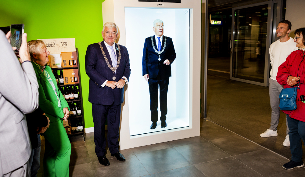 De burgemeester van Den Haag bij de Holobox