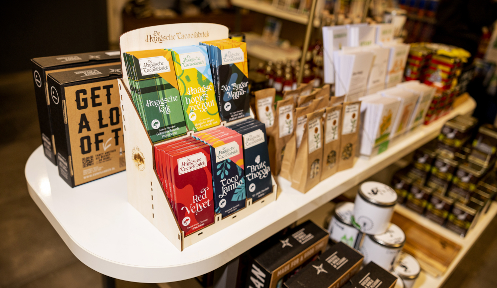 Verschillende Haagse Producten die te koop zijn in de This is The Hague winkel