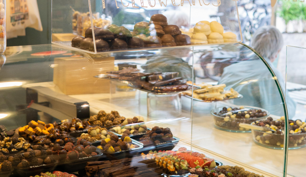  vitrine in een chocoladewinkel met diverse soorten luxe bonbons