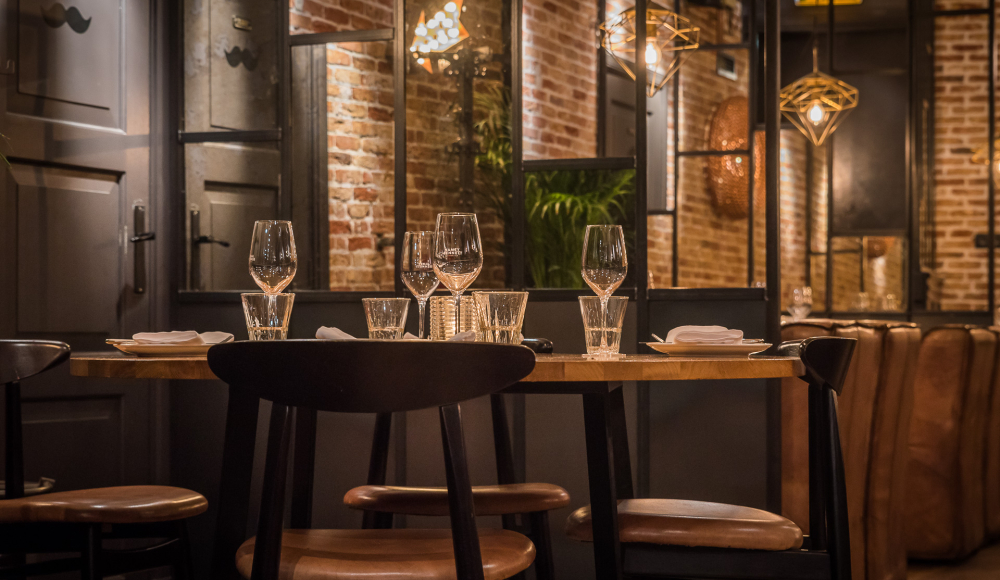 sfeervol ingerichte restauranttafel bij Jamey Bennet