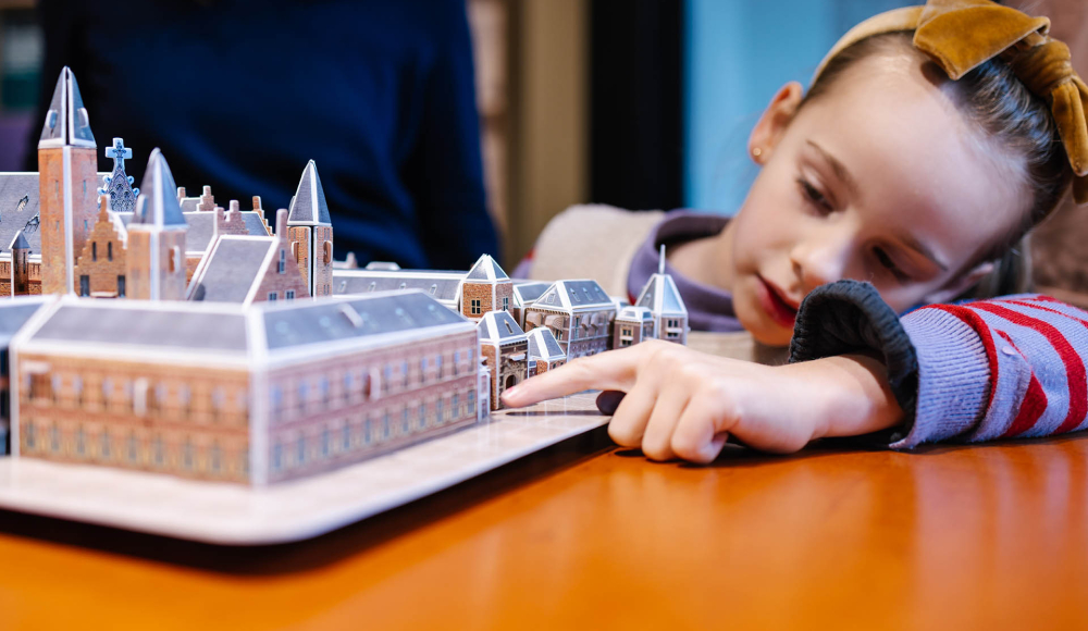 Miesje bij maquette van Binnenhof